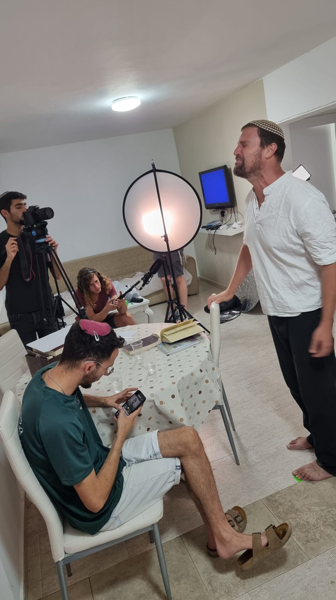 מאחורי הקלעים